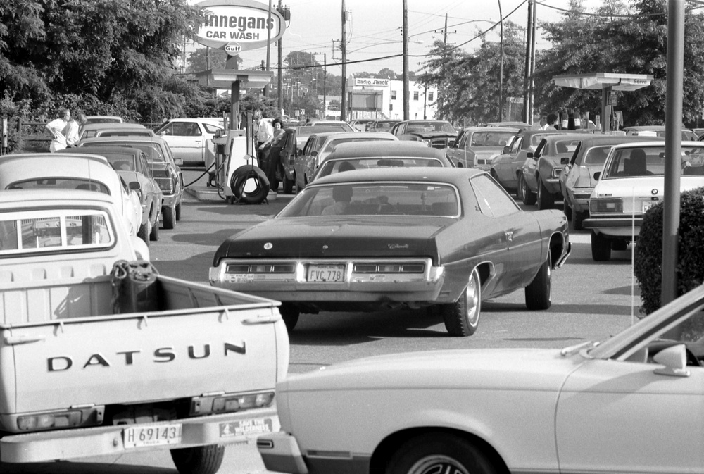 Line_at_a_gas_station_1979